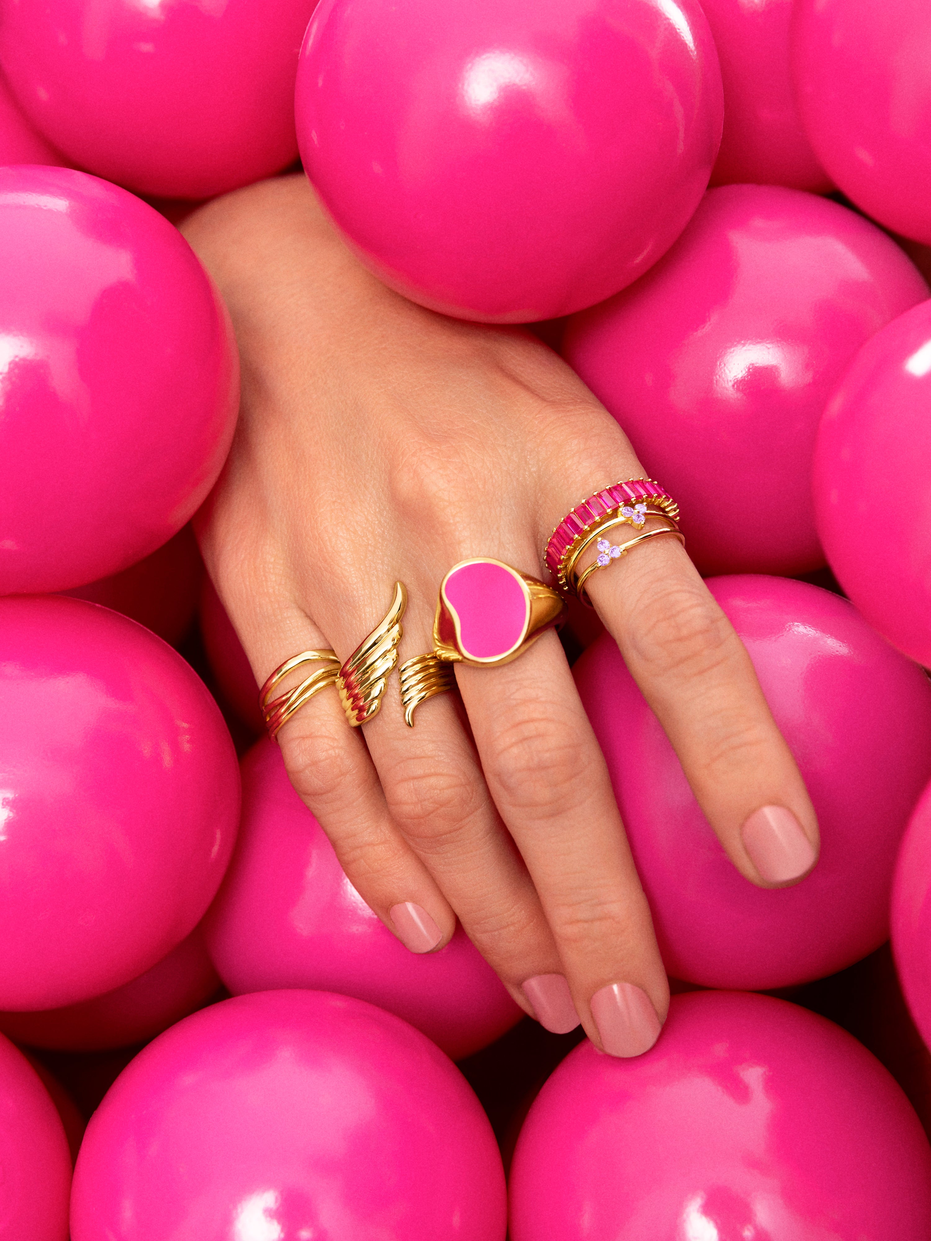 Anillo Signet Bean Neon Pink Enamel Baño Oro