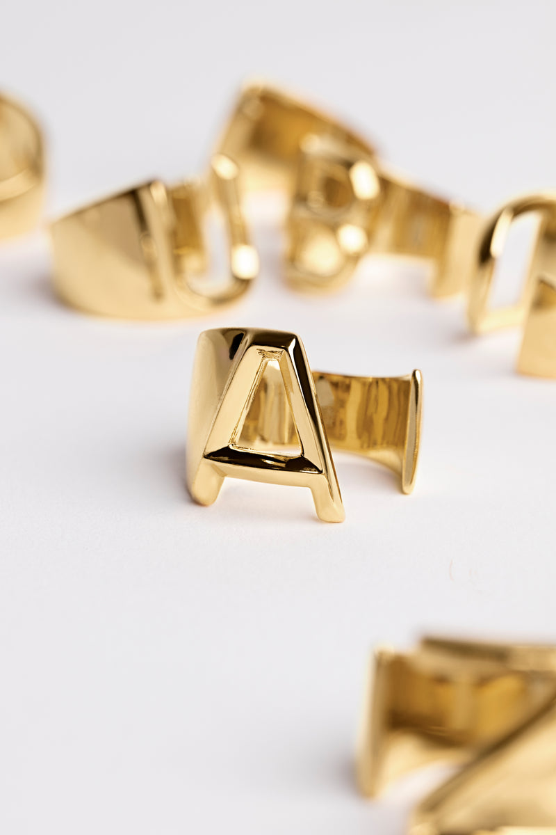 Anel Personalizado Letter Signet Banho de Ouro