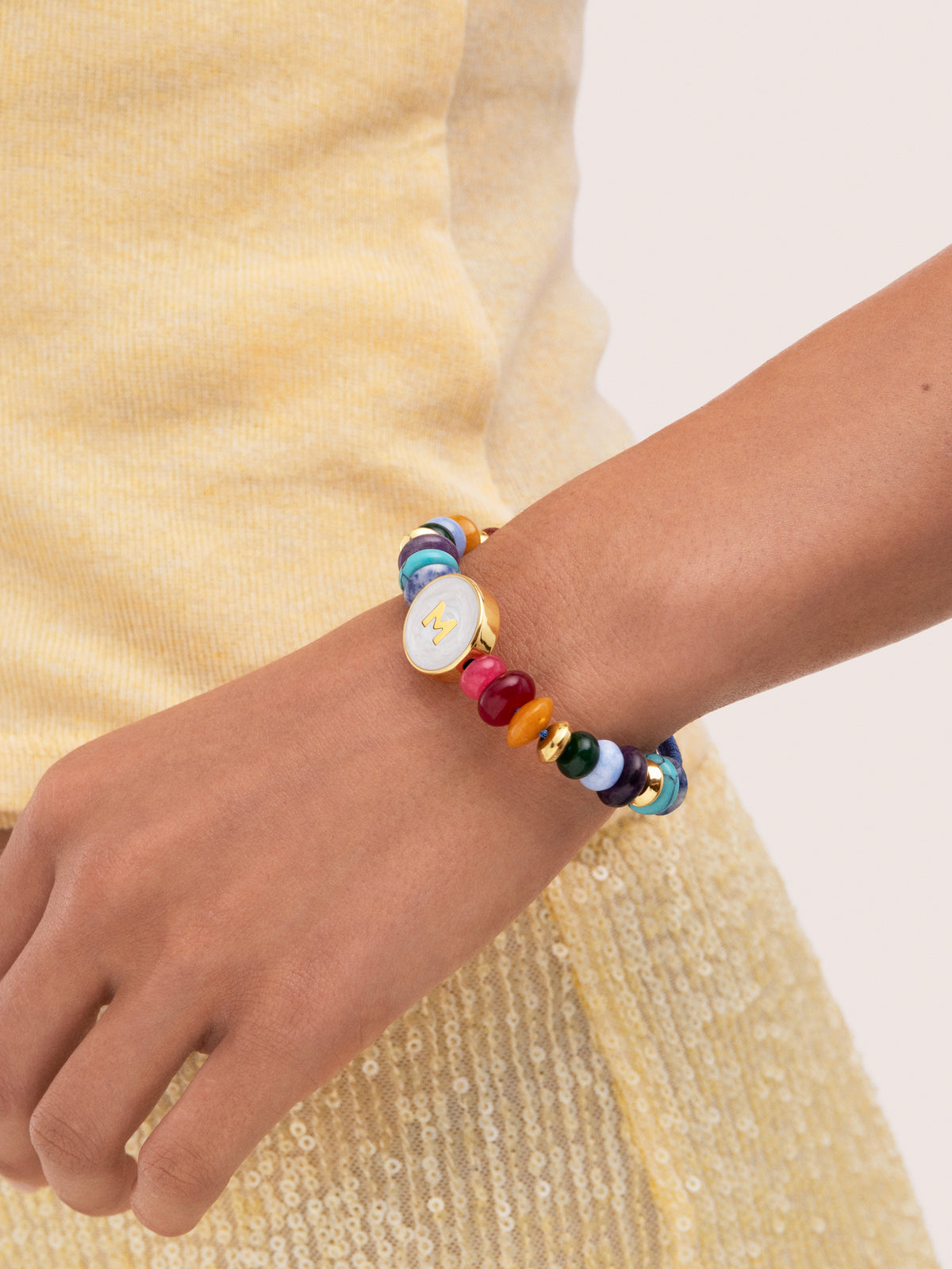 Bracciale Personalizzato Letter Madreperla Acciaio Placcato Oro - puesto en modelo