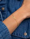 Bracelet Single Letter en Acier plaqué or - puesto en modelo