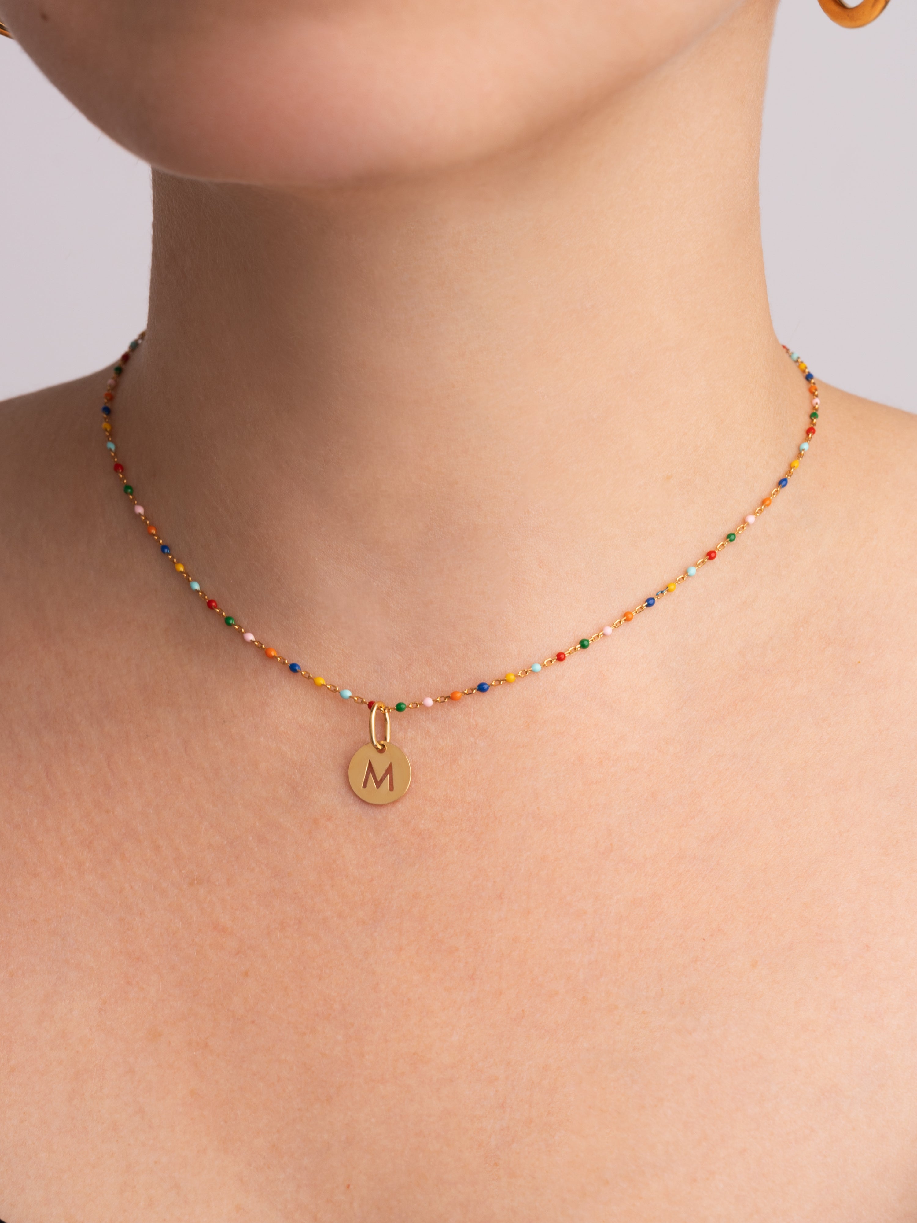 Gepersonaliseerde ketting Colors Enamel Letter verguld met goud