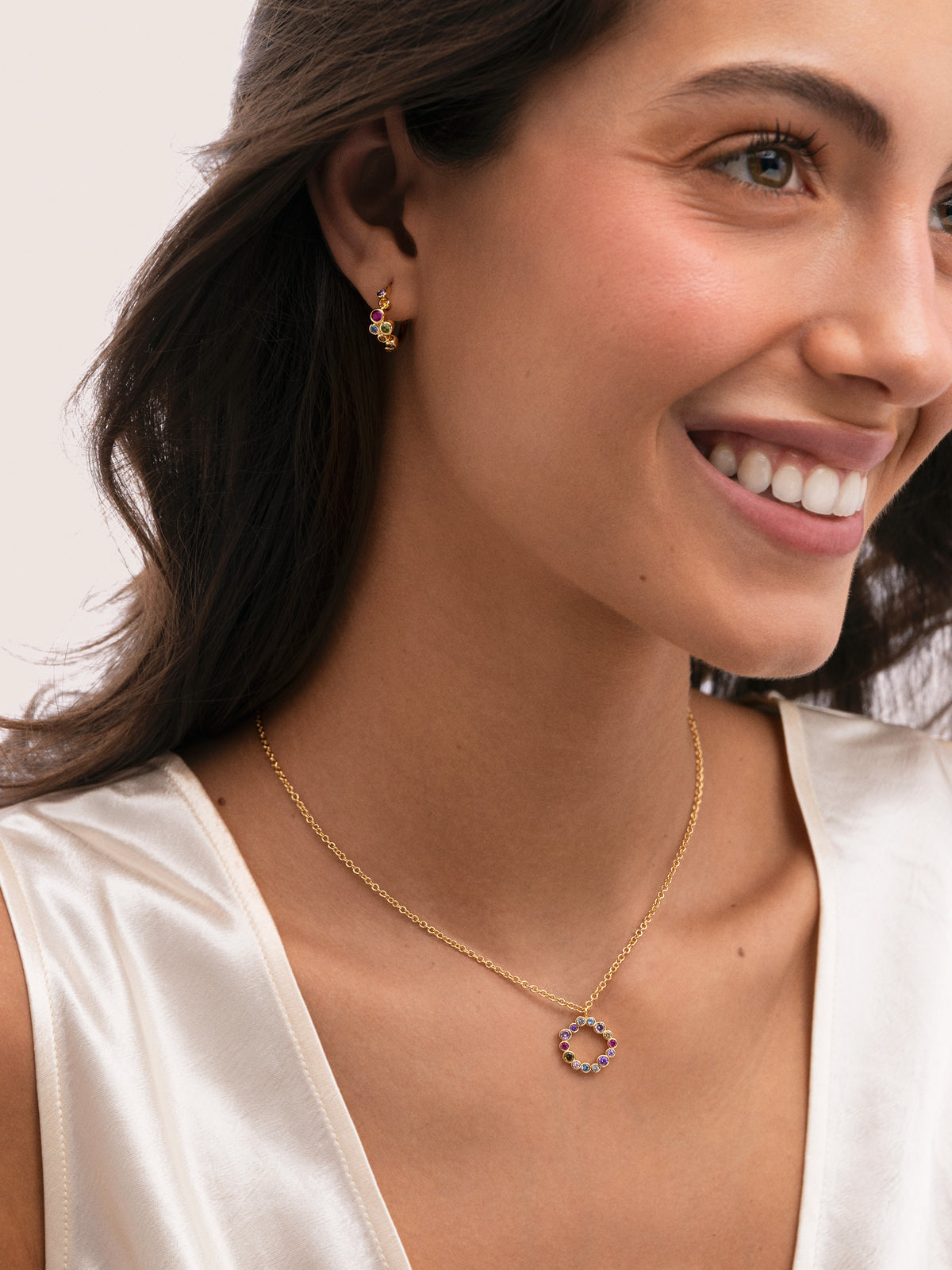 Pack Regalo Collana Bubbles e Orecchini a Cerchio Rainbow Placcato Oro - puesto en modelo