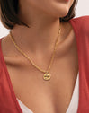 Pack Regalo Collar Long Chic y Charm Mamá Baño Oro - puesto en modelo