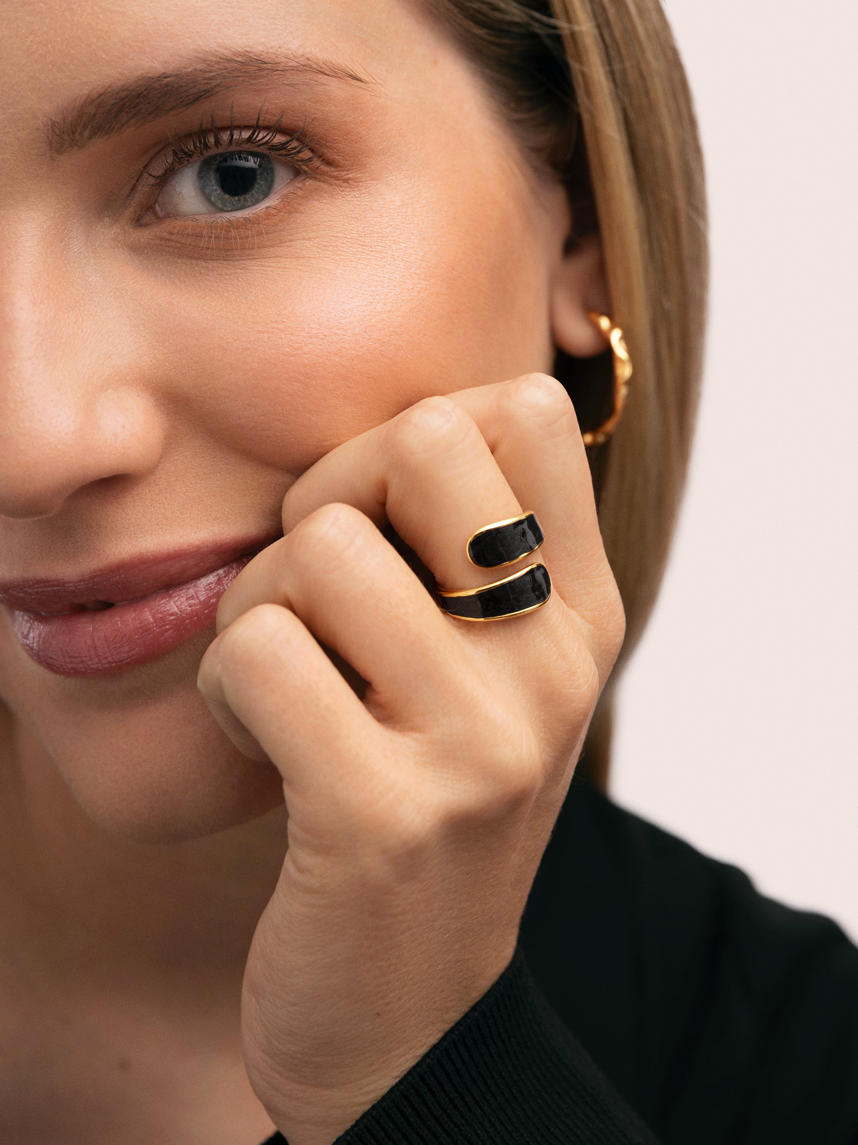 Anillo Abbraccio Black Acero Baño Oro