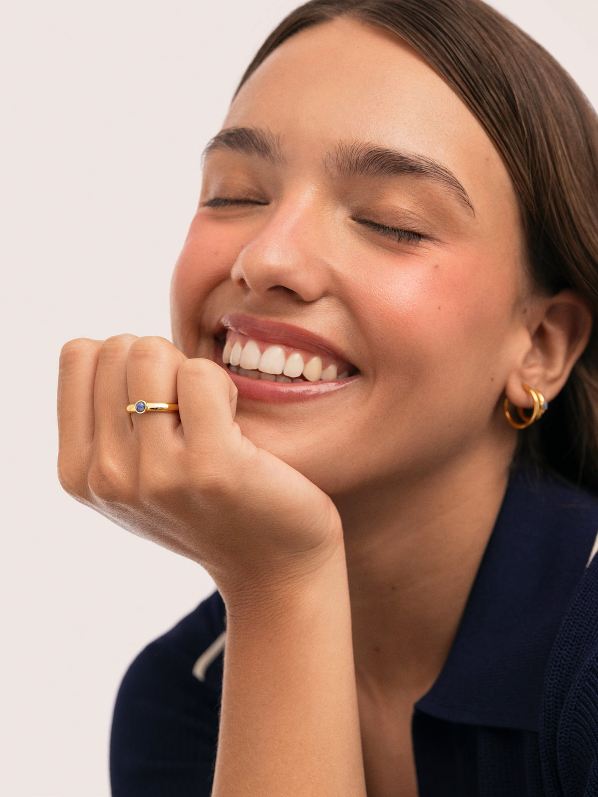 Anello Alma Cianite Placcato Oro - puesto en modelo