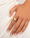 Anello Curve Rainbow in Acciaio placcato Oro - puesto en modelo