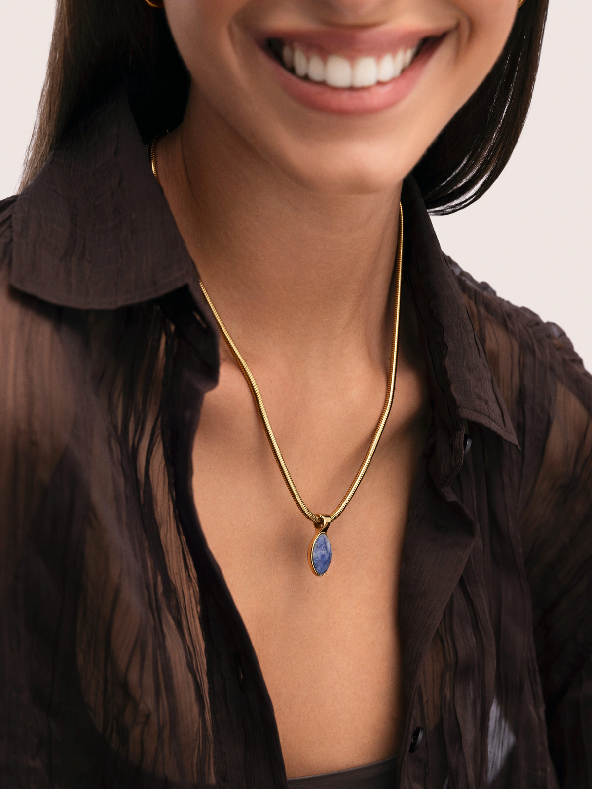 Collar Alma Cianita Acero Baño Oro - puesto en modelo