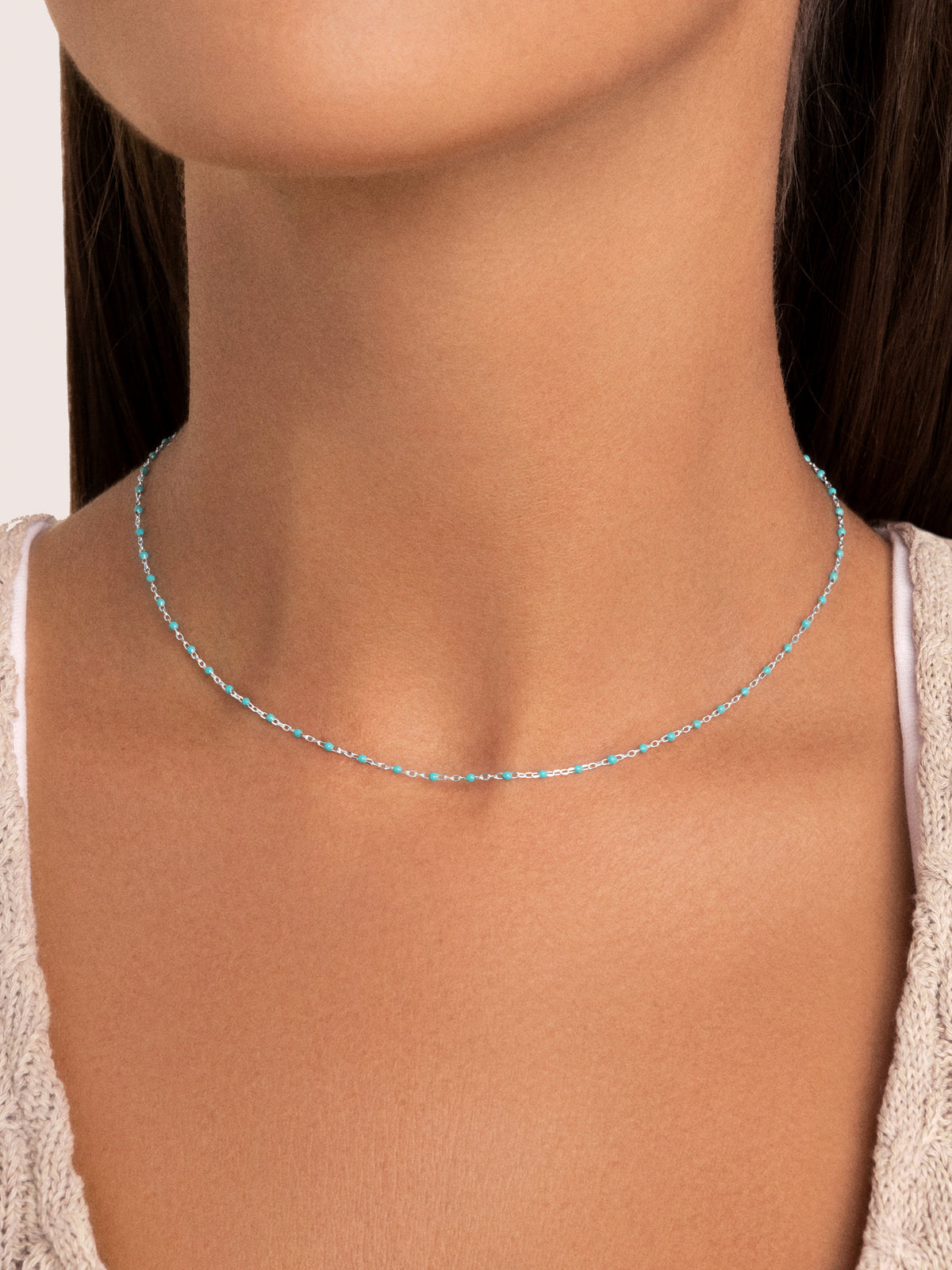 Dots Turquoise Enamel Steel Necklace - puesto en modelo
