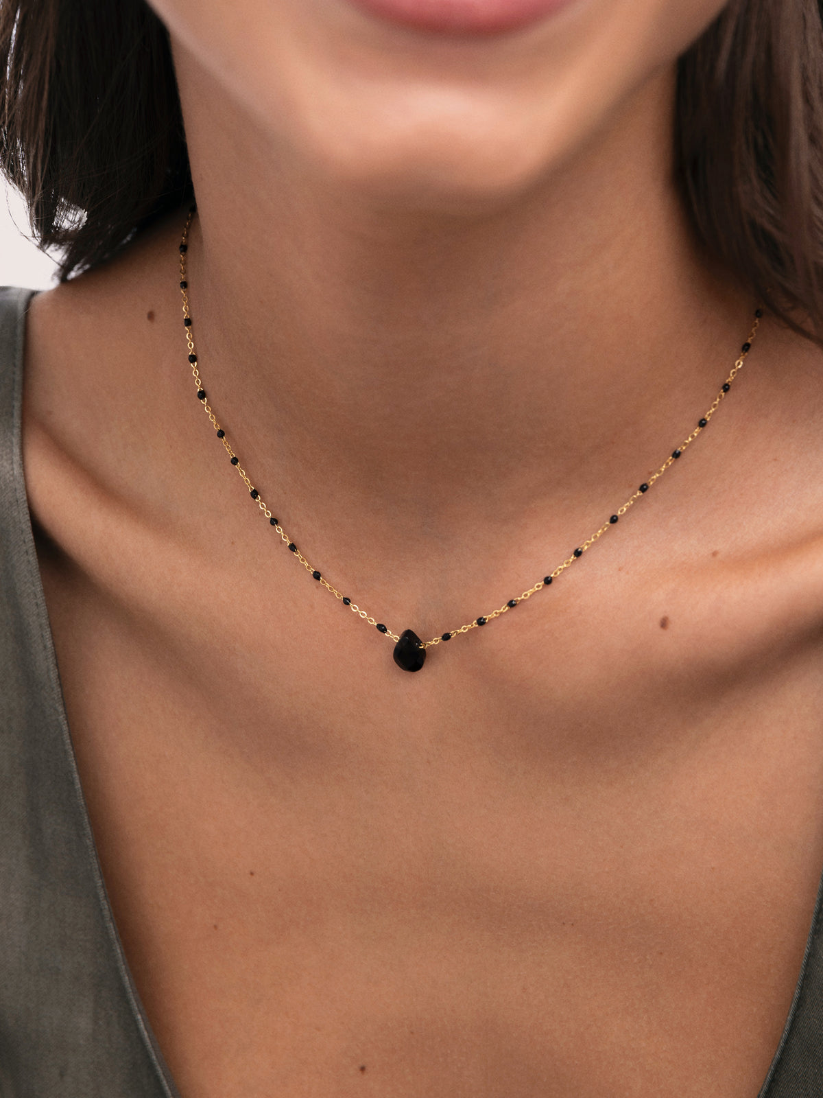 Collier Hydra Noir Acier Plaqué Or - puesto en modelo