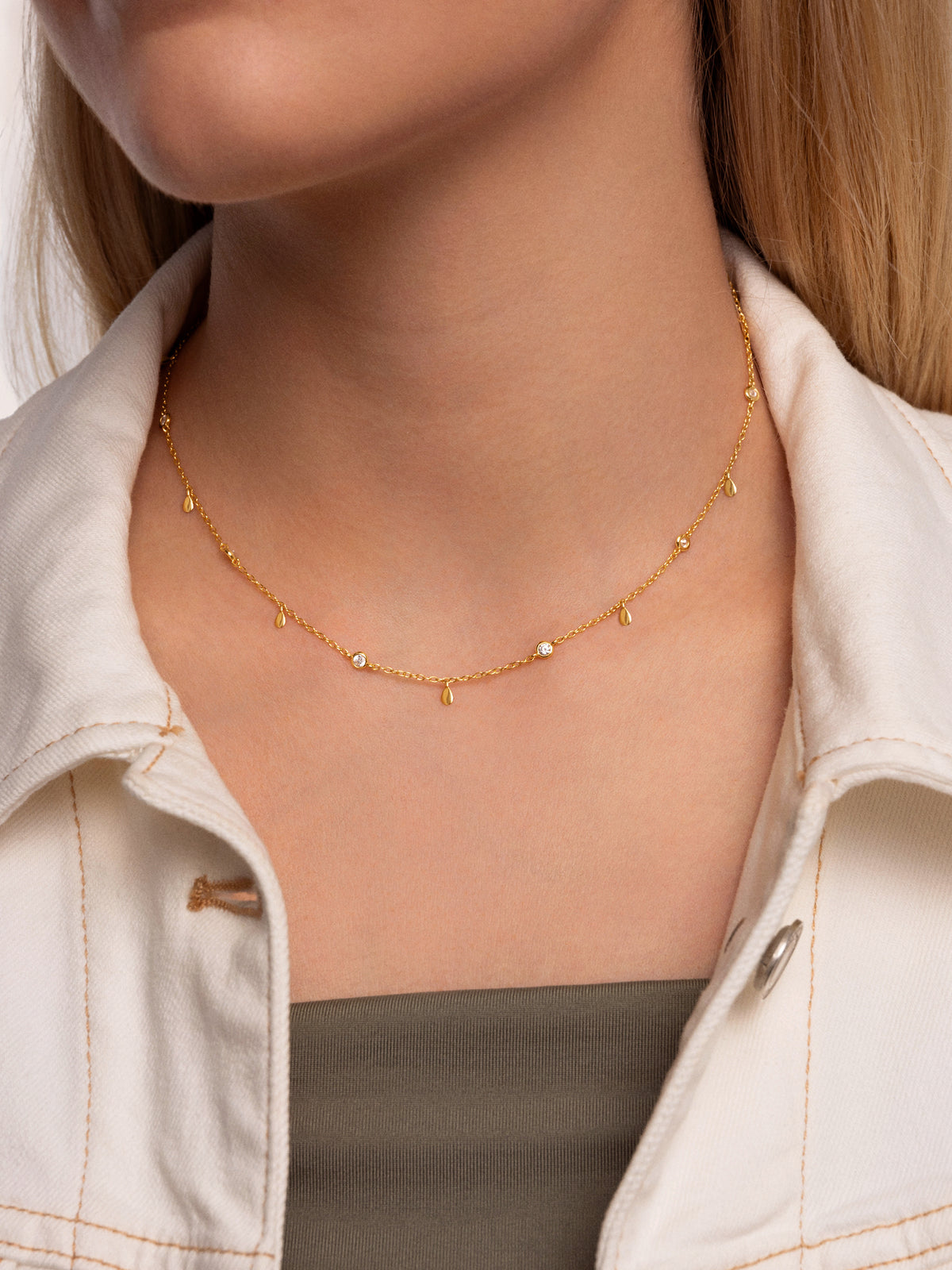 Collier Mini Spark Drop plaqué or - puesto en modelo