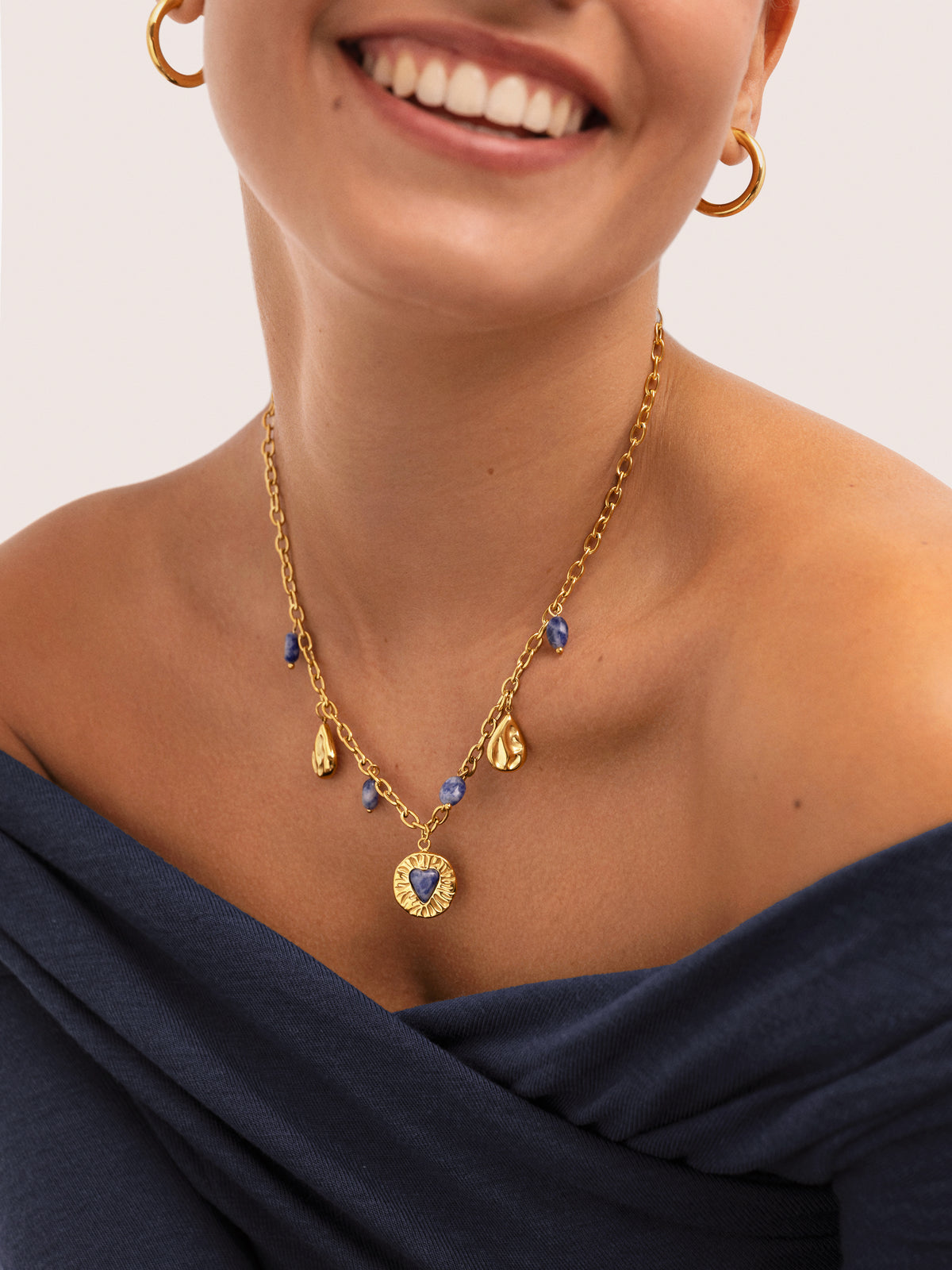 Cyanite Denim Multicharms Gold-Plated Steel Necklace - puesto en modelo