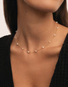 Colar Pearl & Pearls Banhado a Ouro - puesto en modelo