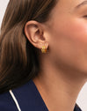 Mini-Sierpe-Creolen-Ohrringe mit Goldplattierung - puesto en modelo
