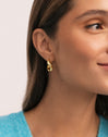 Boucles D’oreilles Créoles Ondulées plaqué or - puesto en modelo