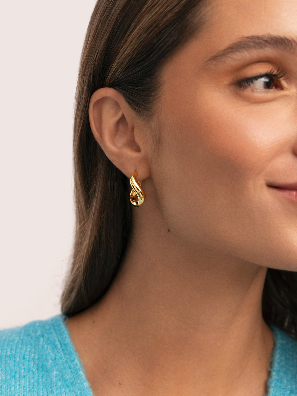 Boucles D’oreilles Créoles Ondulées plaqué or - puesto en modelo