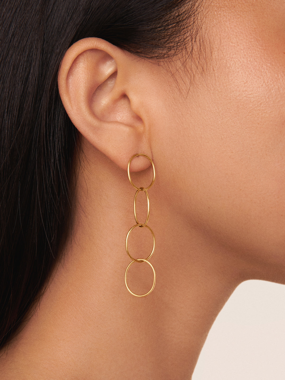 Circles & Circles Stainless Steel Gold Earrings - puesto en modelo