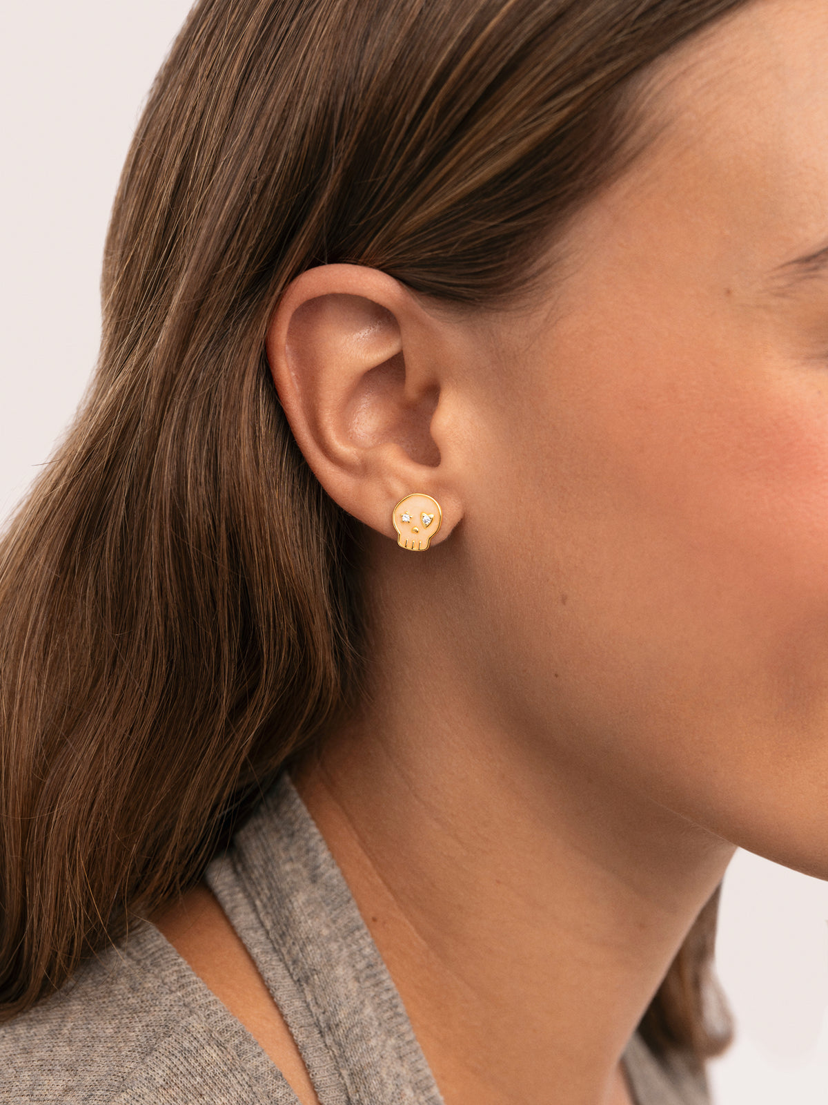 Skeleton Enamel Spark Gold-Plated Earrings - puesto en modelo
