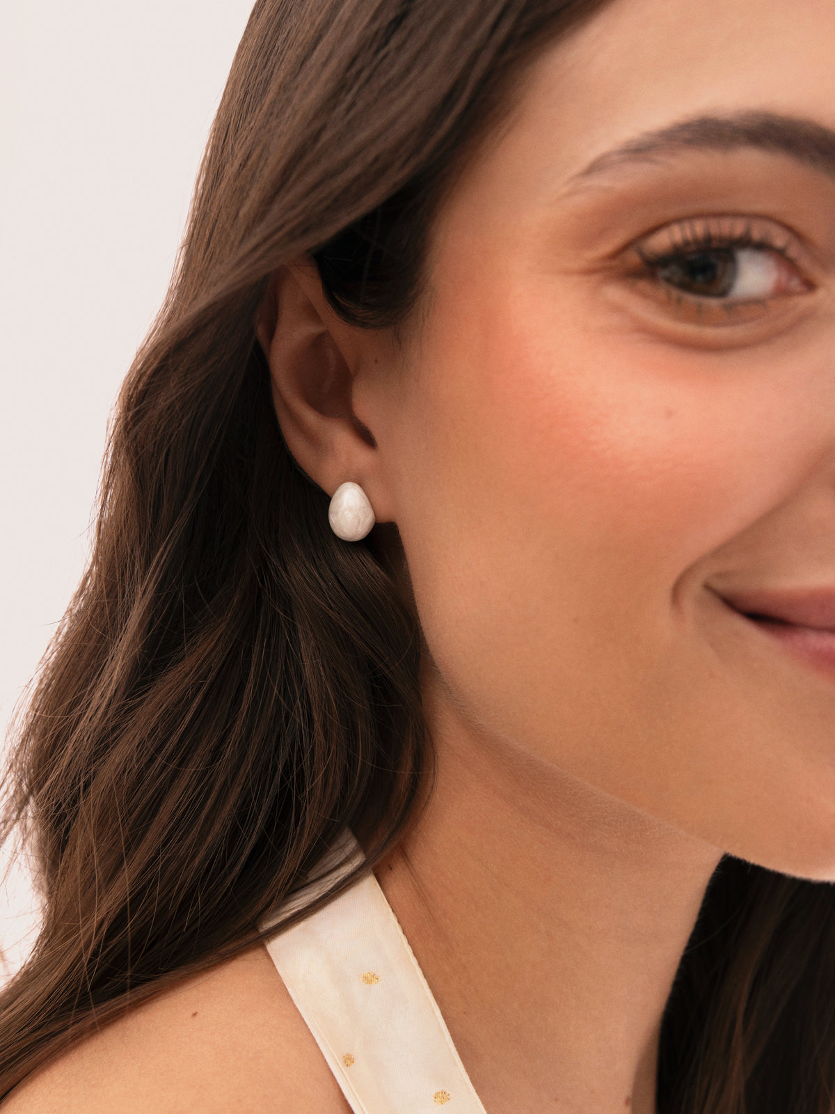 Pendientes Gota Enamel Alea Blanco Acero Baño Oro - puesto en modelo
