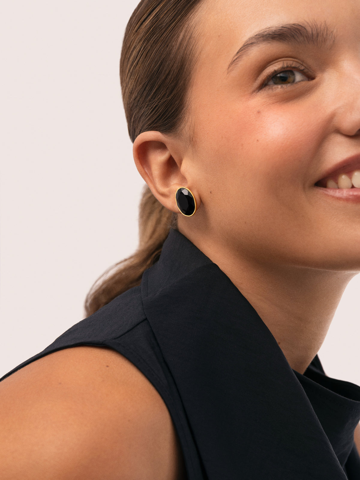 Lena Steel Earrings Gold Plated - puesto en modelo