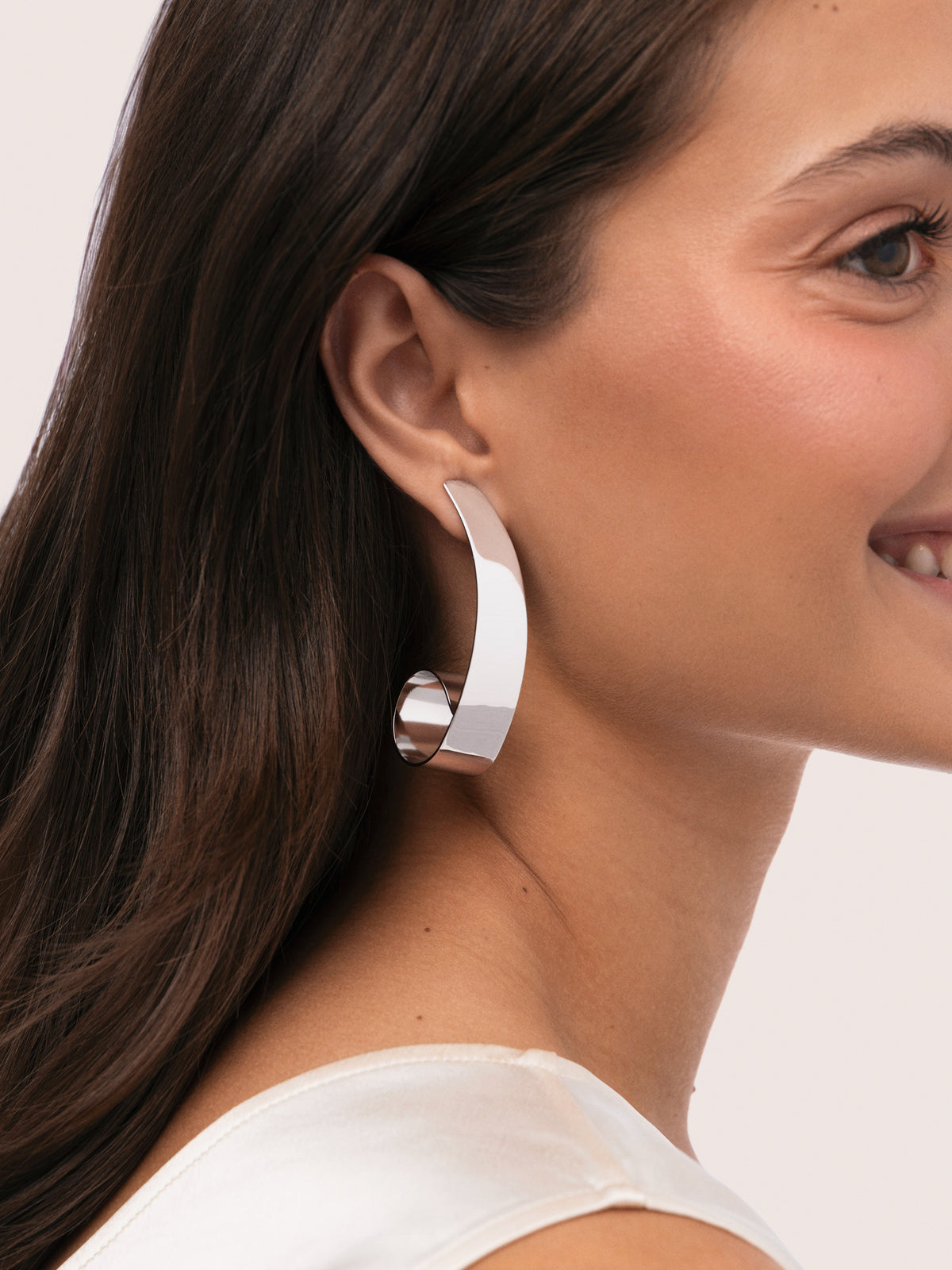 Pendientes Long Caracola Acero - puesto en modelo