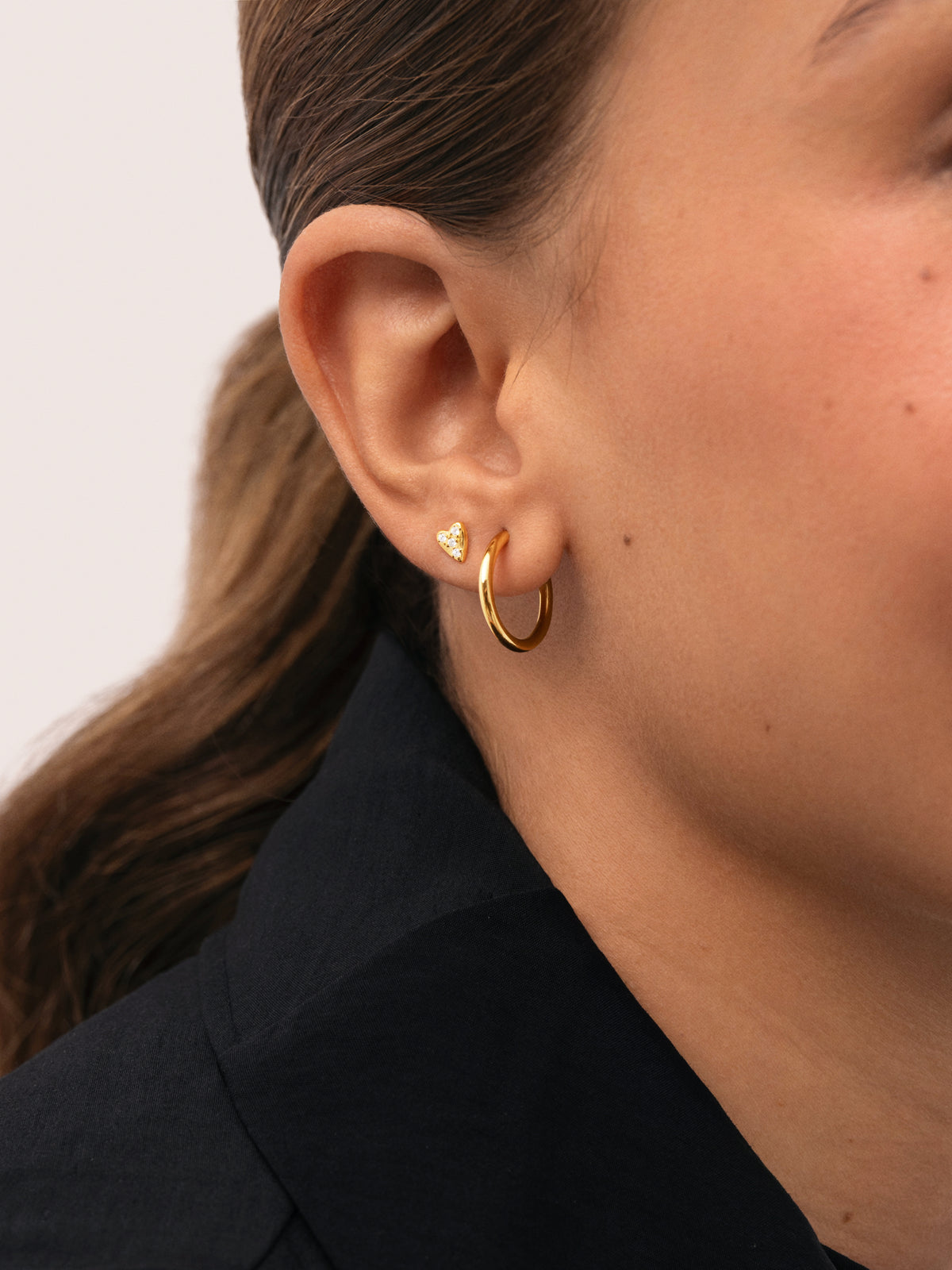 Mini Spark Heart Gold-Plated Silver Single Earring - puesto en modelo