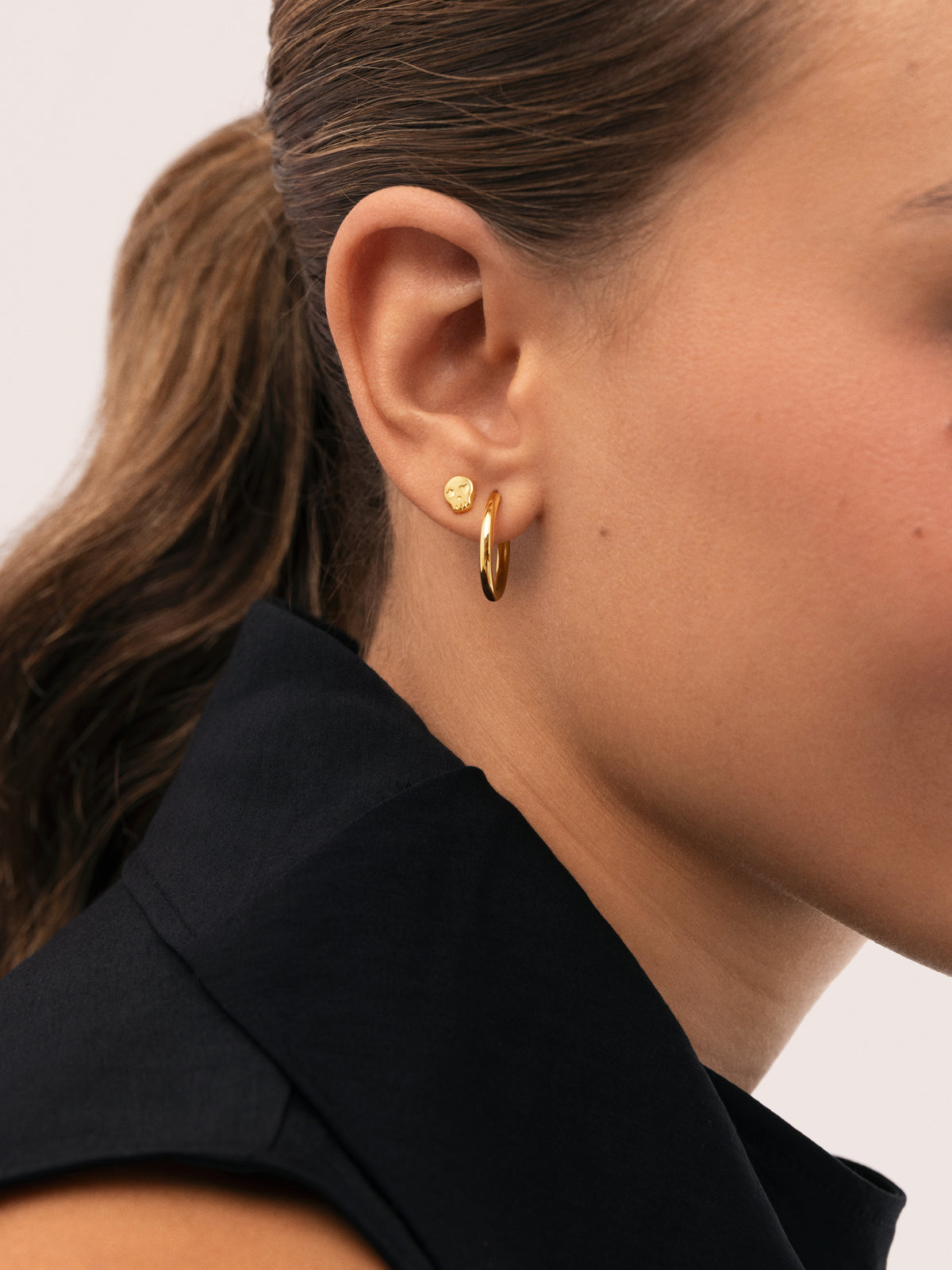 Mini Skeleton Gold-Plated Silver Single Earring - puesto en modelo