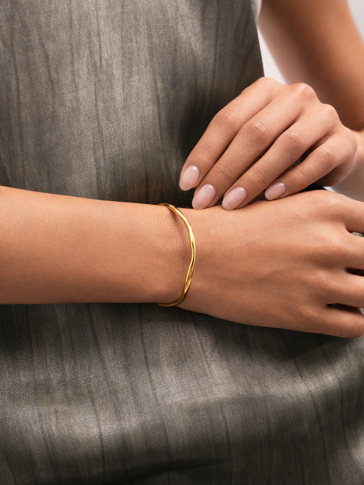 Brazalete Dane Acero Baño Oro - puesto en modelo