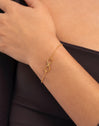 Pulseira Infinito Aço Banhada a Ouro - puesto en modelo