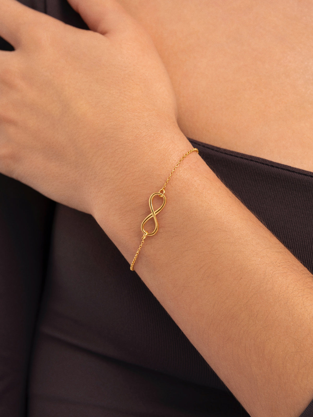 Pulseira Infinito Aço Banhada a Ouro - puesto en modelo