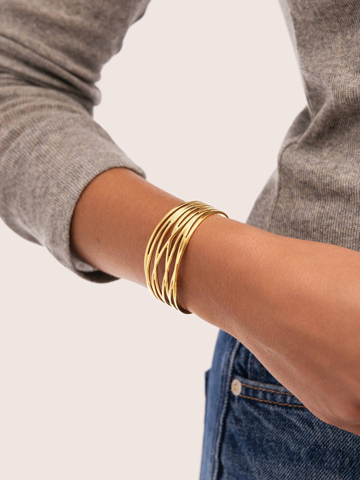 Odyssey Cuff Bracelet Gold-Plated Steel - puesto en modelo