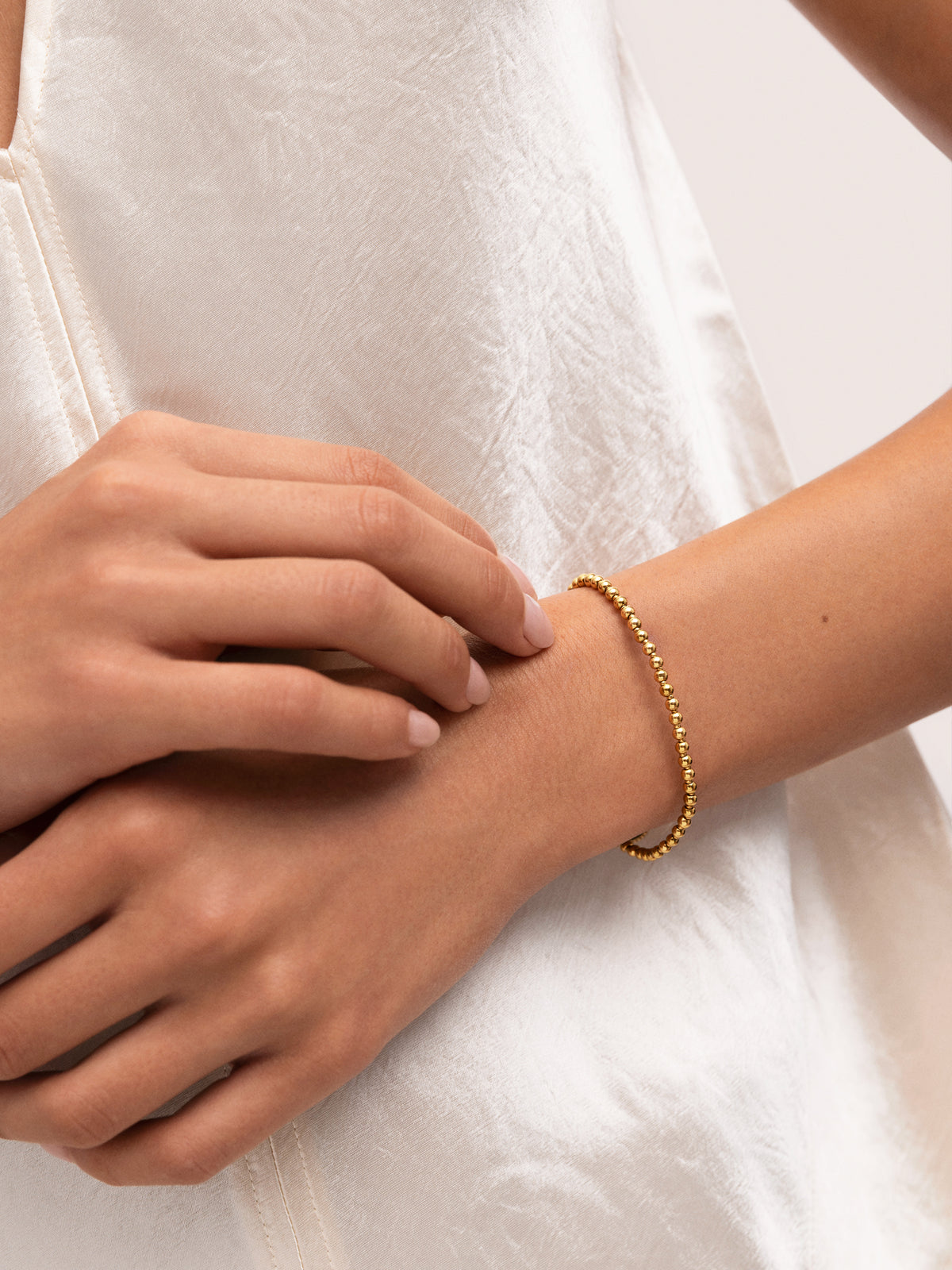 Bracelet chapelet acier plaqué or - puesto en modelo