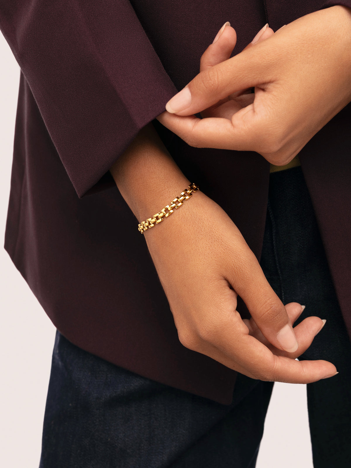 Sierpe Steel Gold Plated Bracelet - puesto en modelo
