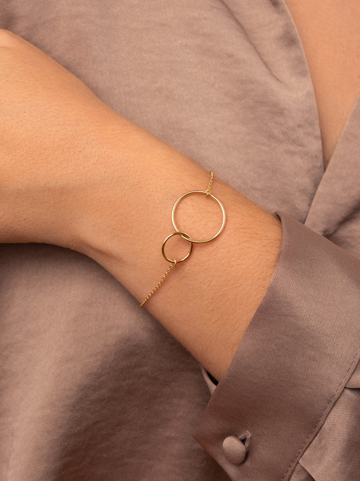 Sister Steel Gold-Plated Bracelet - puesto en modelo