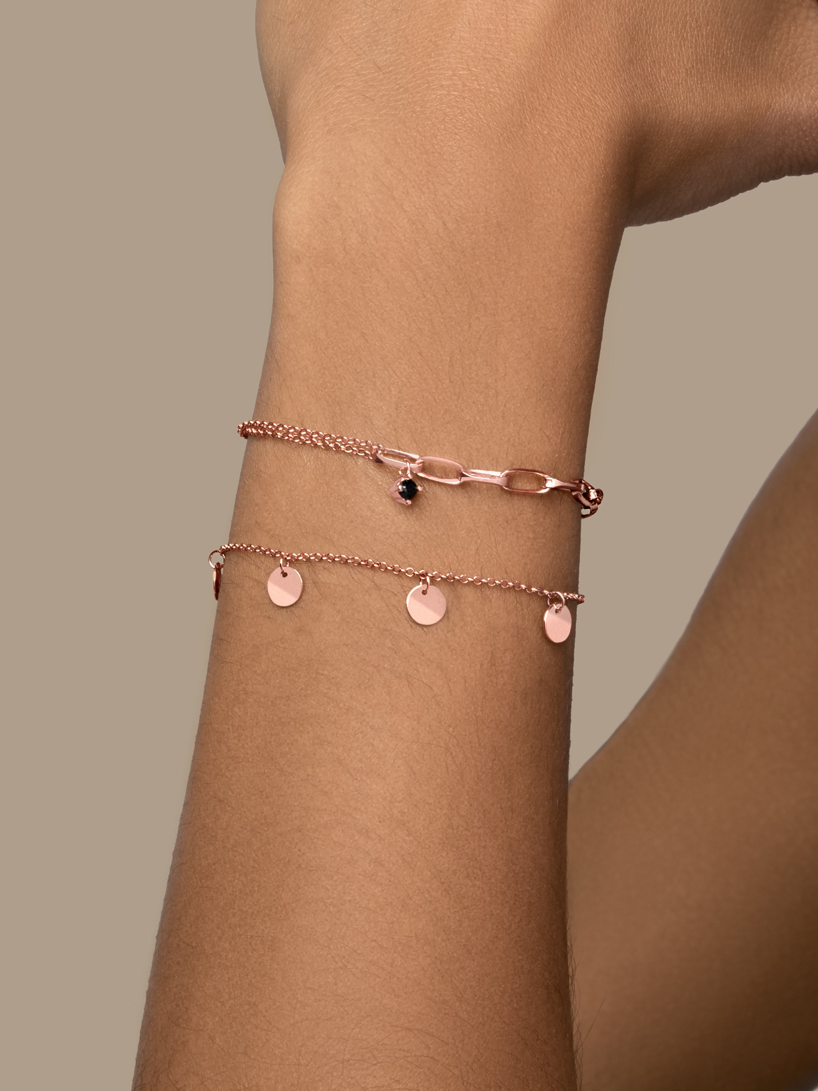 Pulsera Chic Black Oro Rosa Puesta